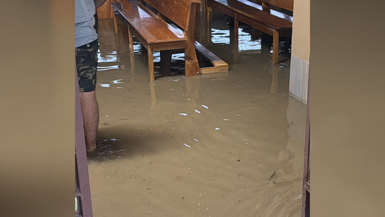 Fuertes lluvias inundaron el hospital de Guápiles
