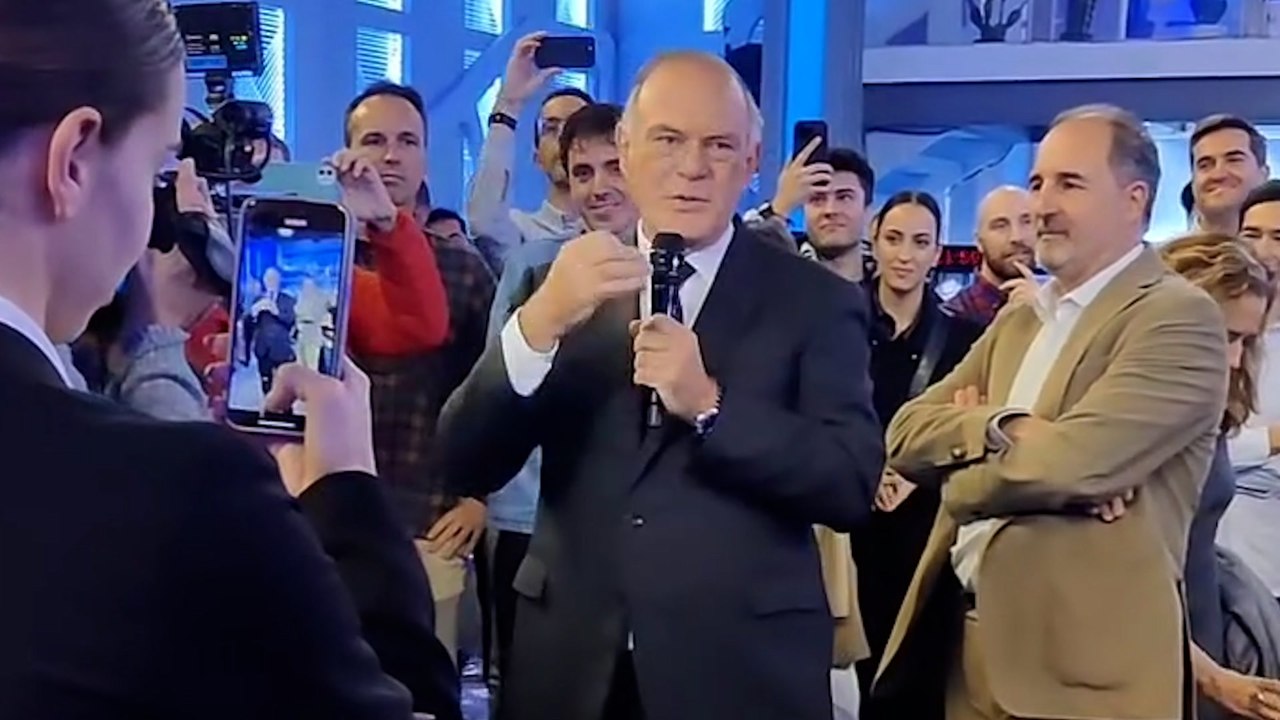 Así fue la emotiva despedida de Pedro Piqueras detrás de las cámaras