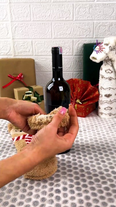 Festive wine bottle gift wrap idea🍷✨