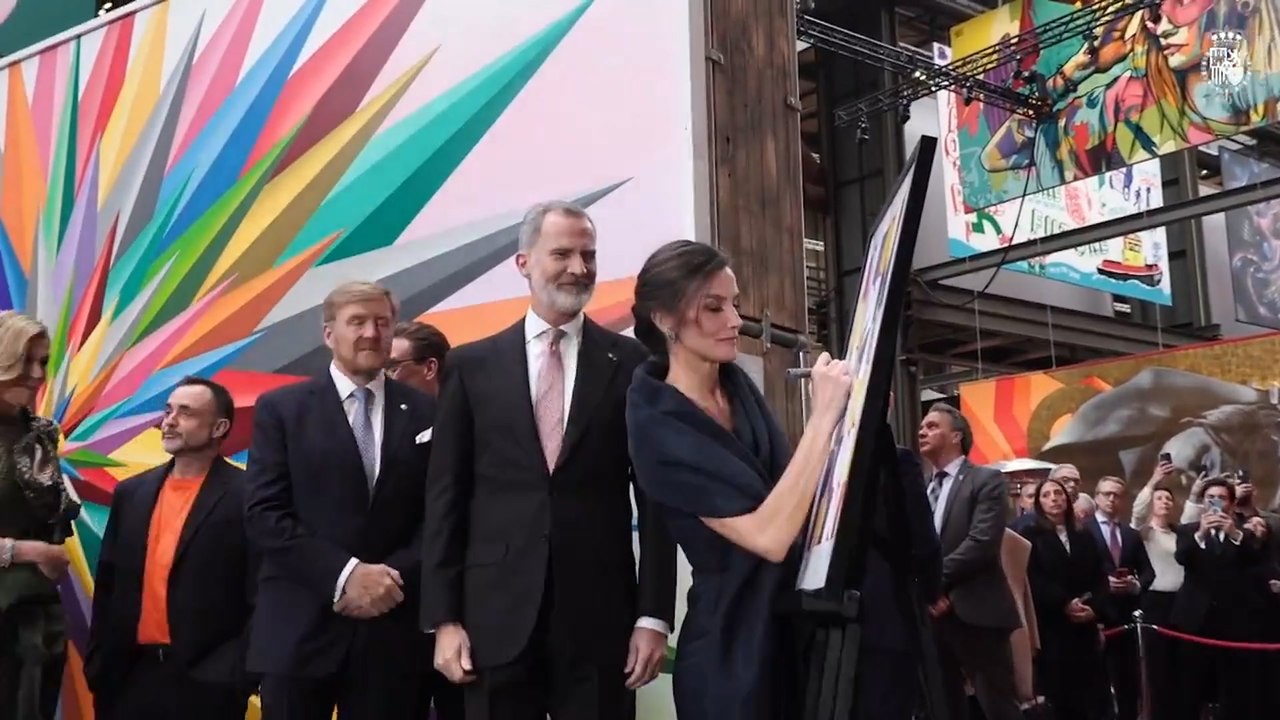Los reyes Felipe y Letizia se despiden de Guill...