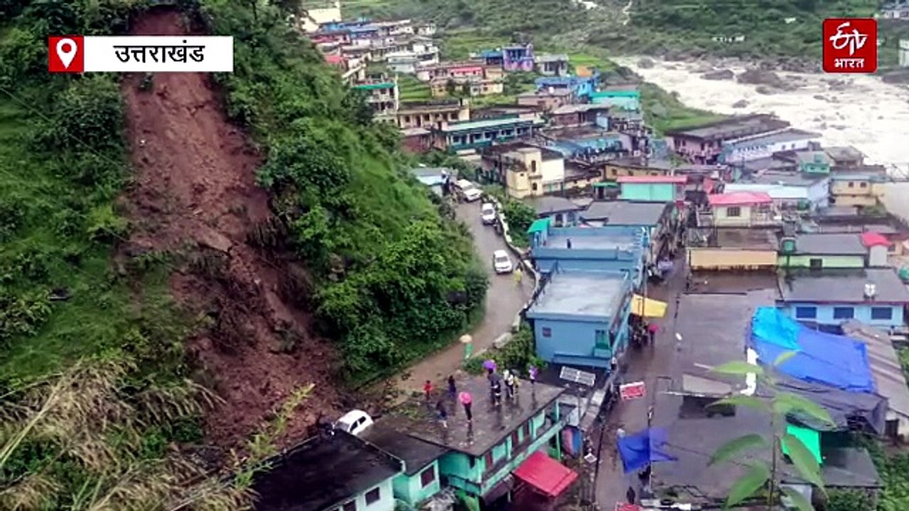 टिहरी के घुत्तू बाजार में अचानक भूस्खलन से मची अफरा तफरी, एक वाहन क्षतिग्रस्त, खतरे में कई भवन