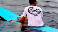 La emotiva despedida de un surfista a su fiel compañero en el mar