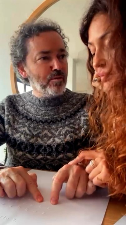 Patricia Pérez muestra cómo avanza su marido, Luis Canut, con sus 'deberes' de braille