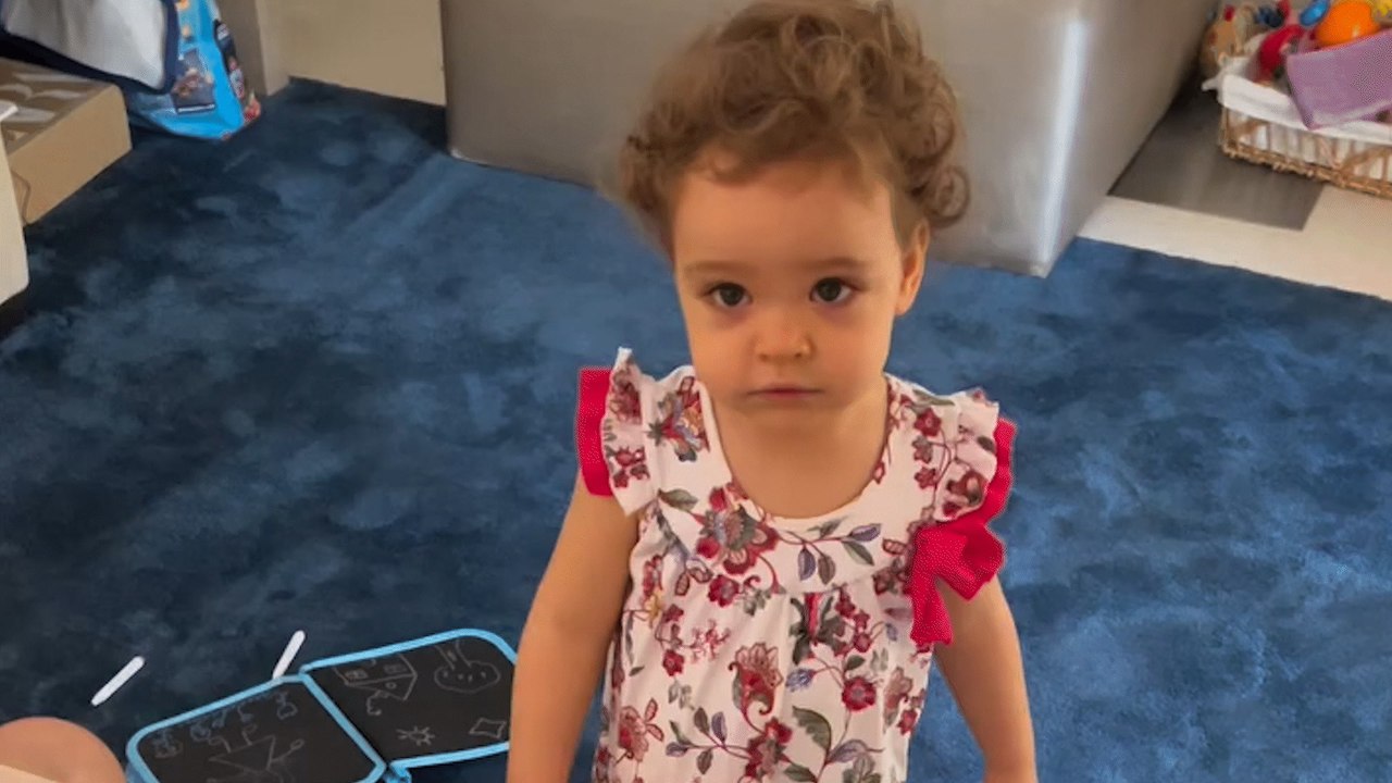 Gif Horizontal hija Ana Obregón cumple 18 meses