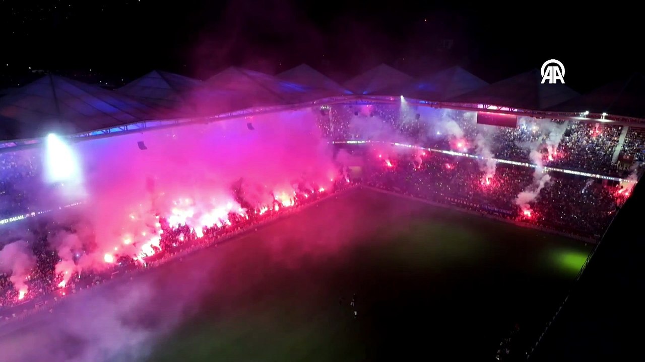 İmzayı attı, taraftarı selamladı! Tribünler Salah için doldu taştı