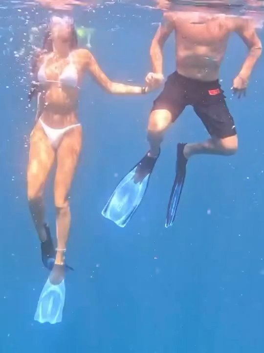 Oriana Sabatini y Paulo Dybala buceando juntos