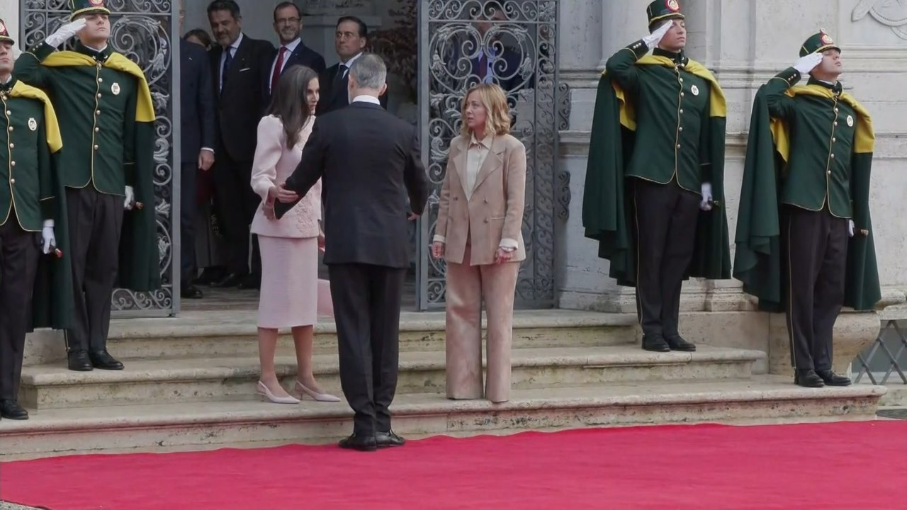 El momento viral de los reyes Felipe y Letizia en su foto con Giorgia Meloni