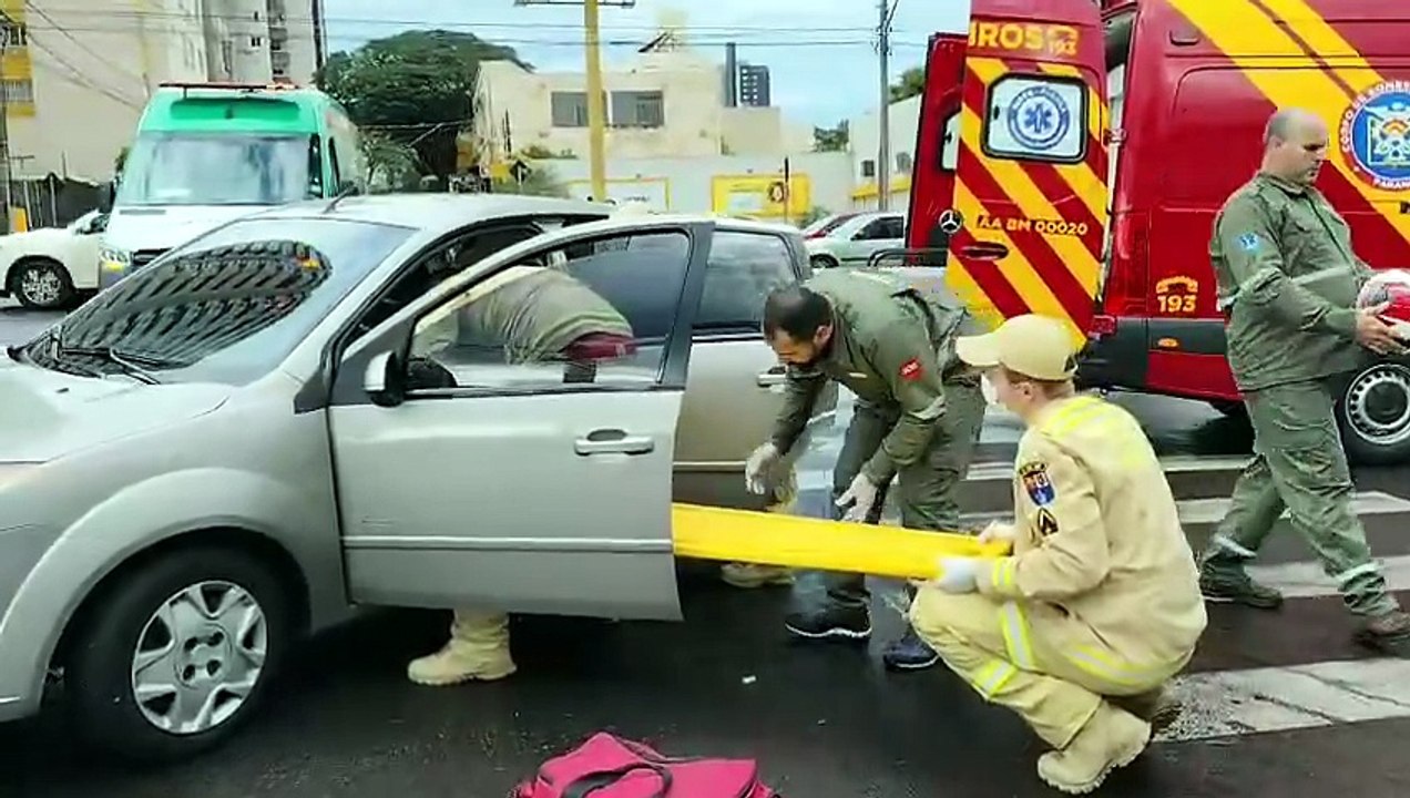 Colisão entre Fox e Fiesta deixa mulher ferida em cruzamento no Centro de Umuarama