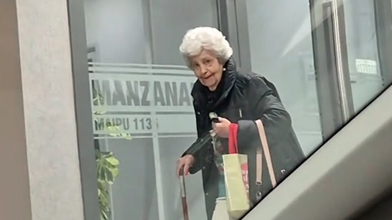 La divertida reacción de una anciana cuando la...