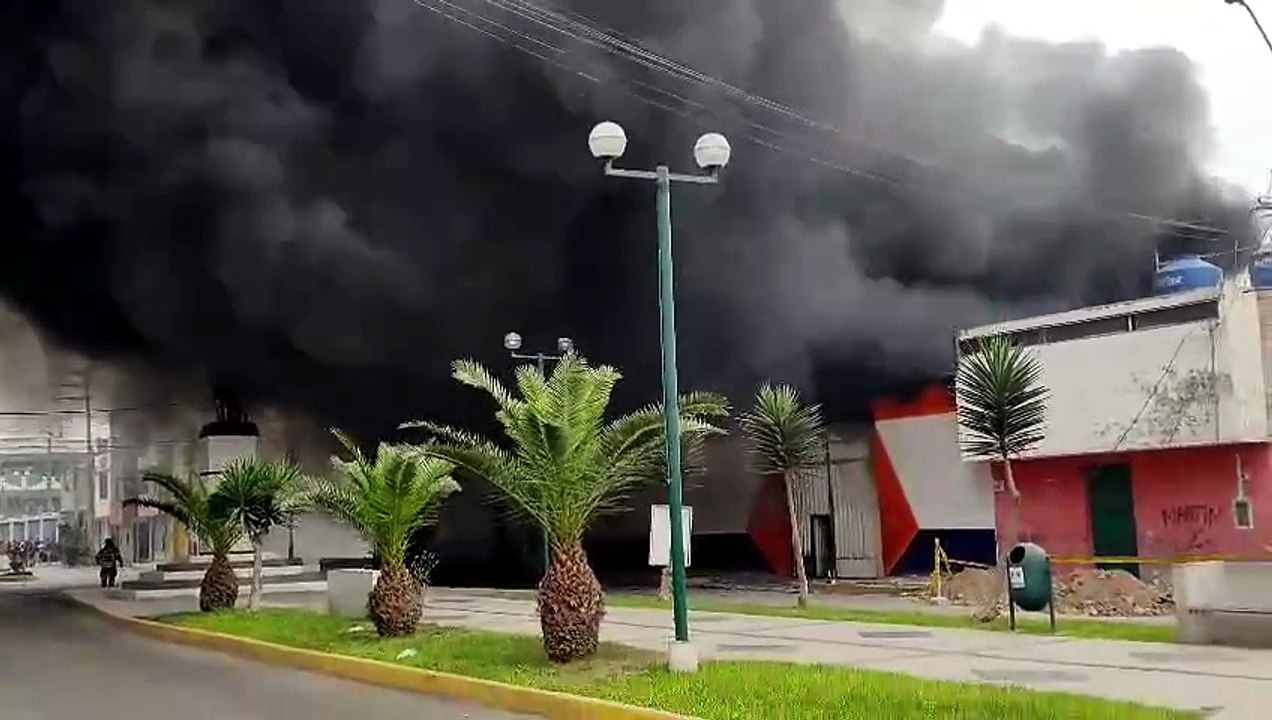 Bomberos llegaron al incendio con intenso humo ya presente.