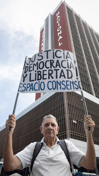 Manifestantes venezolanos demandan la renovación del CNE ante la mesa de diálogo entre Gobierno y oposición