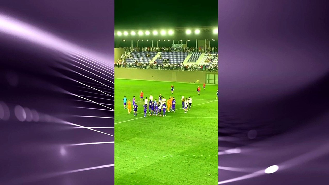 VN - Il saluto della Fiorentina ai numerosi tifosi al Viola Park