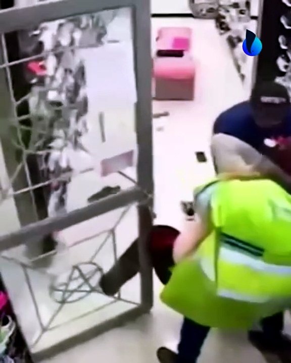 Tres delincuentes, que se hicieron pasar por trabajadores municipales