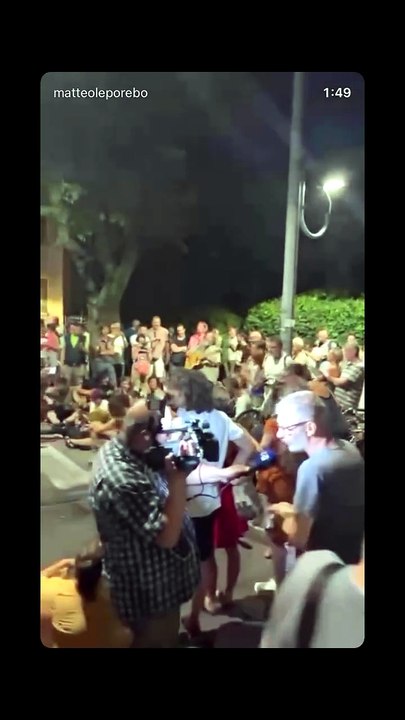 Bologna canta in strada per ricordare Guccini