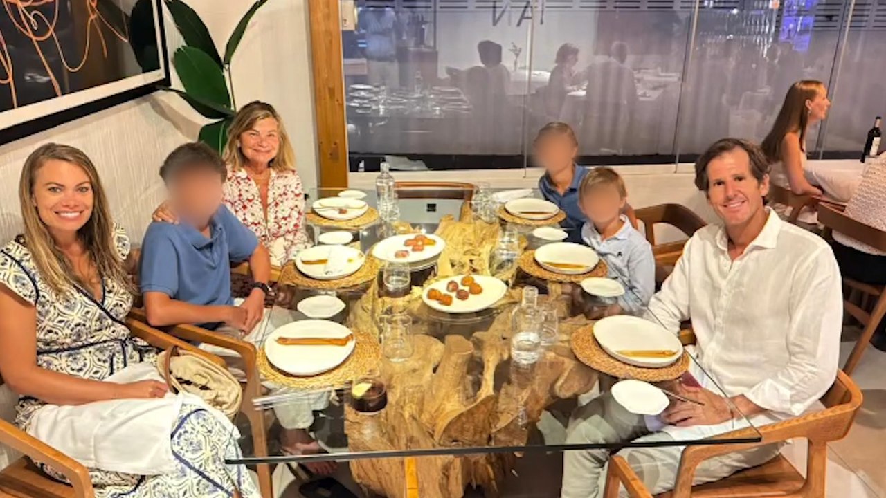 Las vacaciones de Cari Lapique en Alicante con su hija, su yerno y sus nietos: "Disfrutando de los Benguría"
