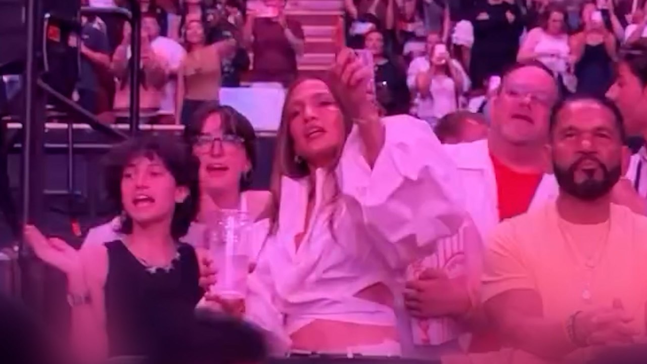 Jennifer Lopez, noche de concierto a ritmo de Ariana Grande junto a Oskar y Fin Affleck