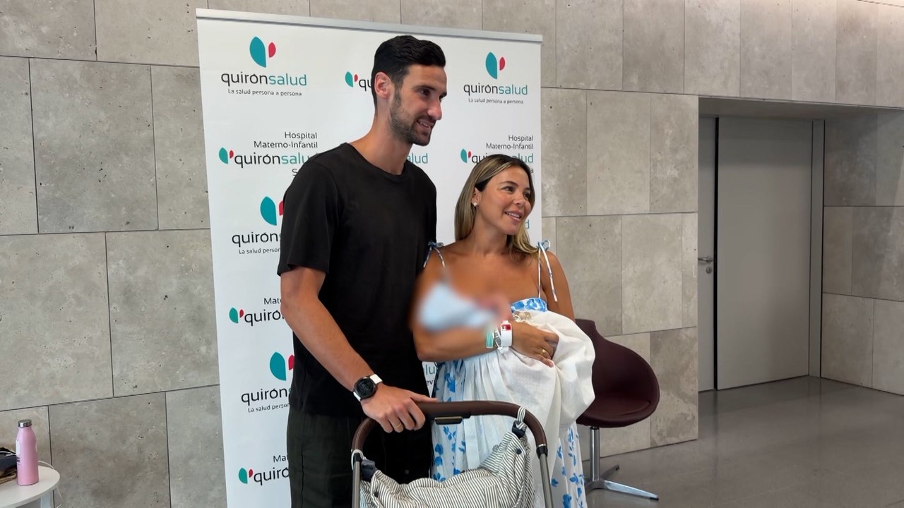 Alba Silva Y Sergio Rico Salen Del Hospital Con Su Hijo En Brazos