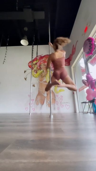 Alejandra Espinoza hace pole dance