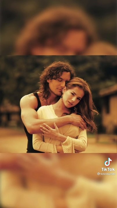 El abrazo entre Mario Cimarro (Juan Reyes Guerrero) y Danna García (Norma Elizondo)