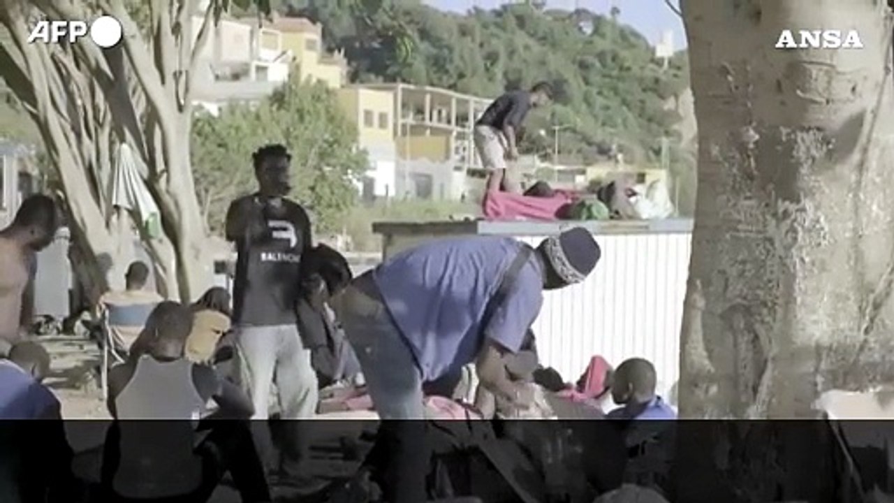I migranti a Ceuta dormono sulla spiaggia: "Vogliamo entrare in Europa"