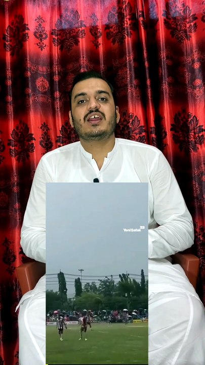 فٹ بال کے سیمی فائنل میں کھیلتے ہوئے کھلاڑی پر...
