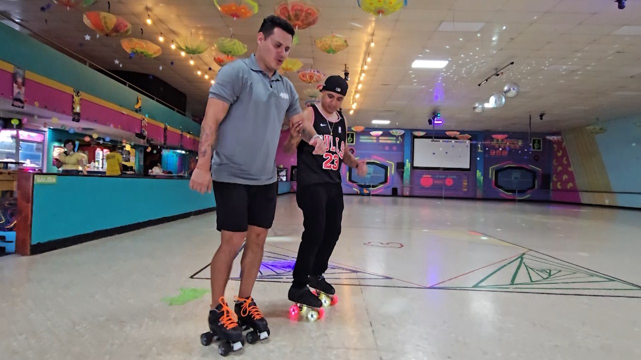 mqn-johnny-lopez-se-apunto-a-clases-de-patinaje-060826