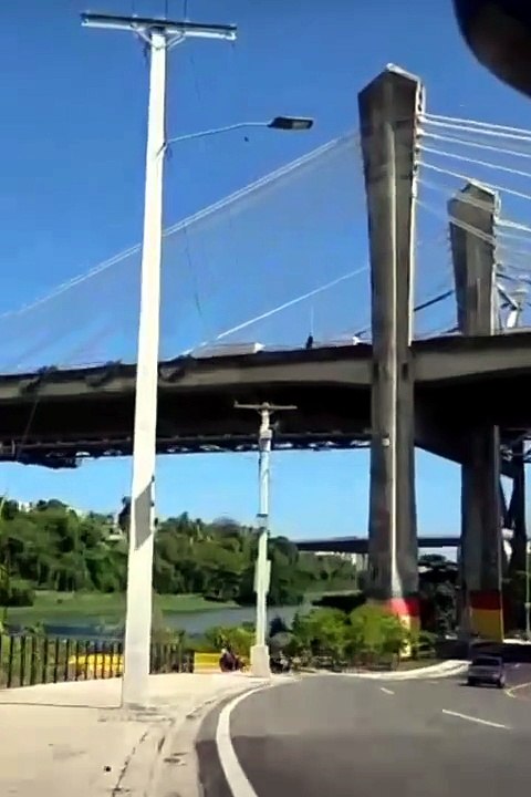Se lanza del puente Juan Bosch
