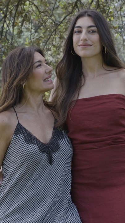 Raquel Revuelta con su hija, Claudia, antes de su boda