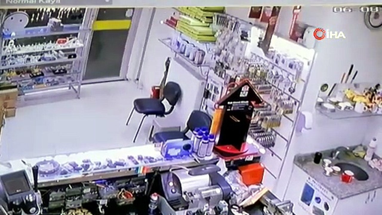 Motosikletle dükkana camdan girdi kaçmaya çalıştı