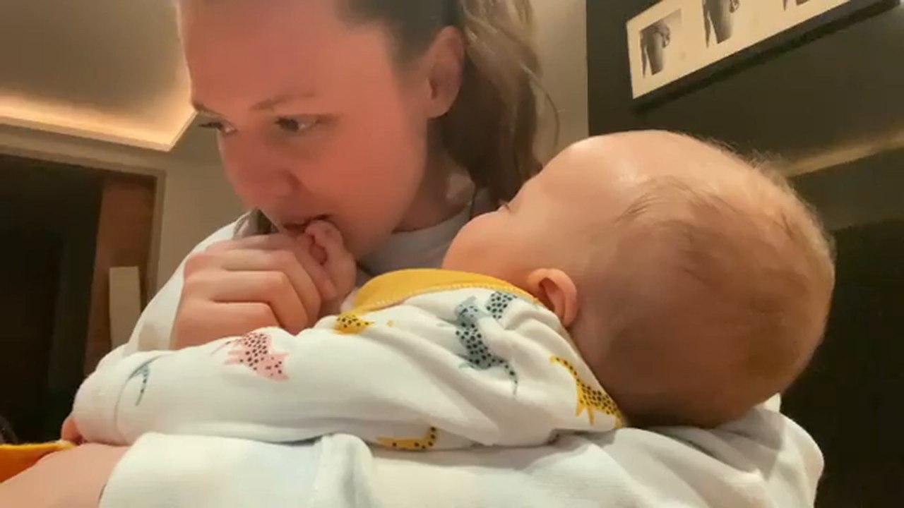 Joy Huerta le canta a su hija Noah mientras la duerme
