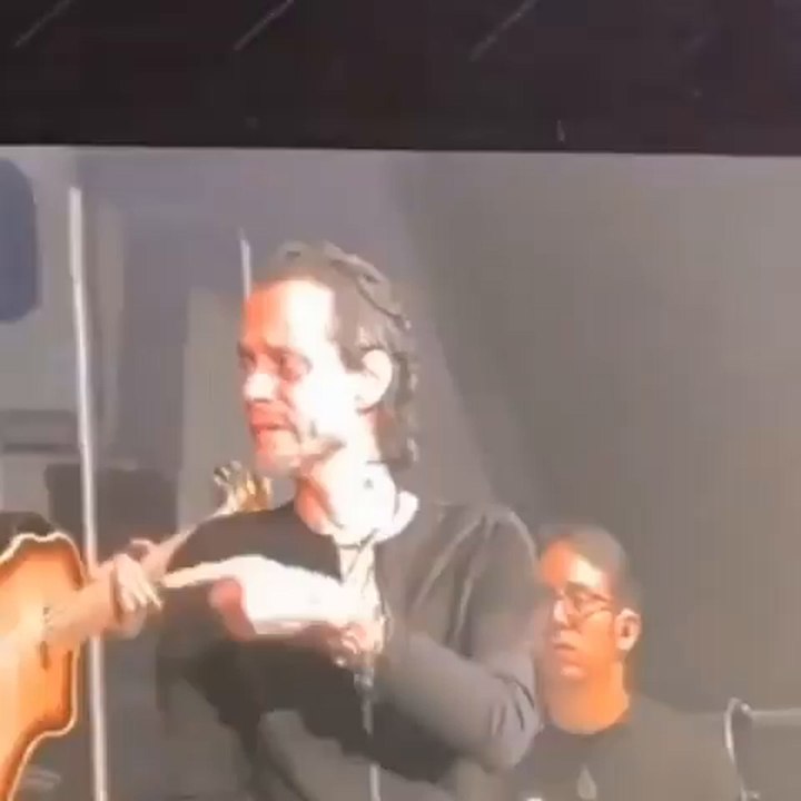 Marc Anthony rinde un homenaje a Kobe Bryant en su concierto