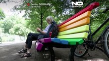 Alemanha: Berlim inaugura banco arco-íris em homenagem às vítimas de ataque no Pride