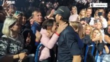 Enrique-iglesias-concert-high-five