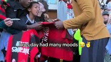 Leao firma autografi rossoneri: e soccorre un giovane tifoso...