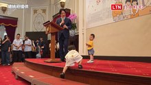 誰那麼大膽？近身賴總統一旁特勤人員卻不以為意  照片曝光網笑翻