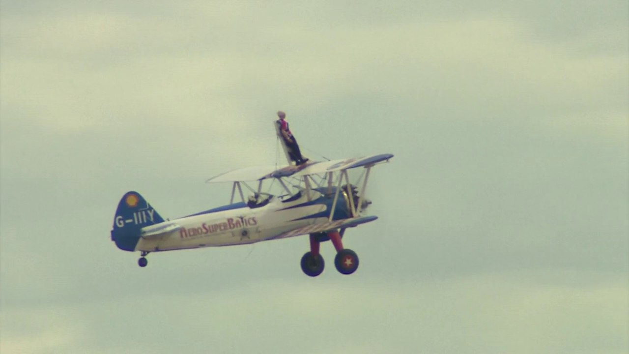 Une Britannique de 97 ans a battu le record de la plus vieille acrobate aérienne