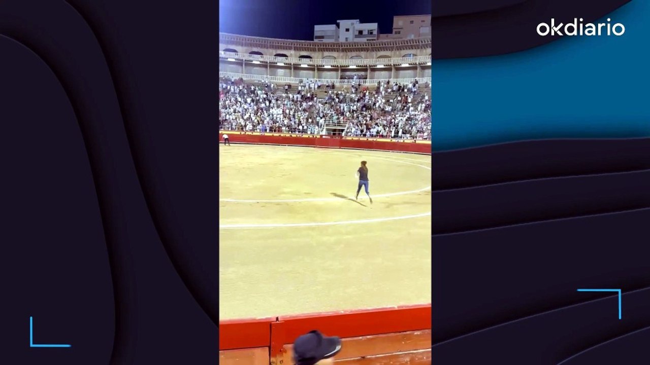 Una llave de judo acaba con el espectáculo bochornoso de una espontánea animalista en la plaza de toros de Palma