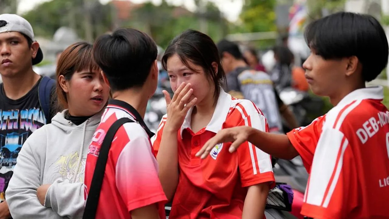 Un estudiante mata a sus abuelos en casa y a seis estudiantes en su escuela y luego se quita la vida cerca de Bangkok