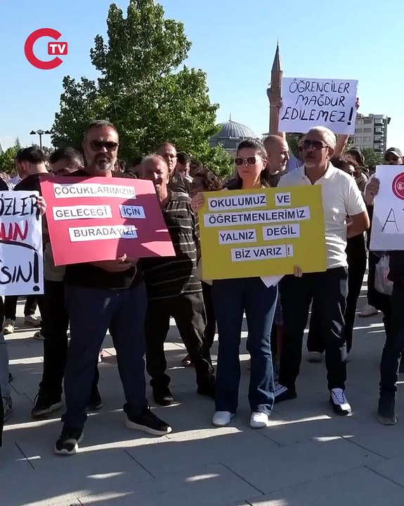Cumhuriyet Üniversitesi Vakfı Okulları öğretmenlerinden maaş eylemi