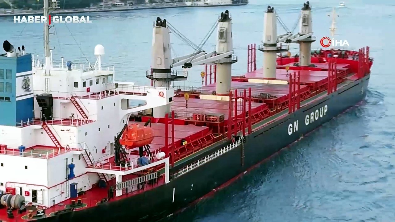 Füze ve İHA'ların hedefi olan gemi, İstanbul Boğazı'ndan geçişini tamamladı