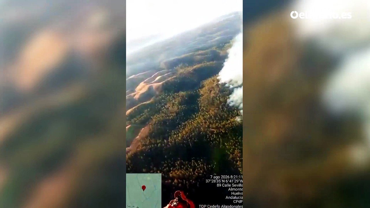 Medios aéreos y cien efectivos por tierra combaten un incendio en Niebla (Huelva) que ha obligado a desalojar dos aldeas