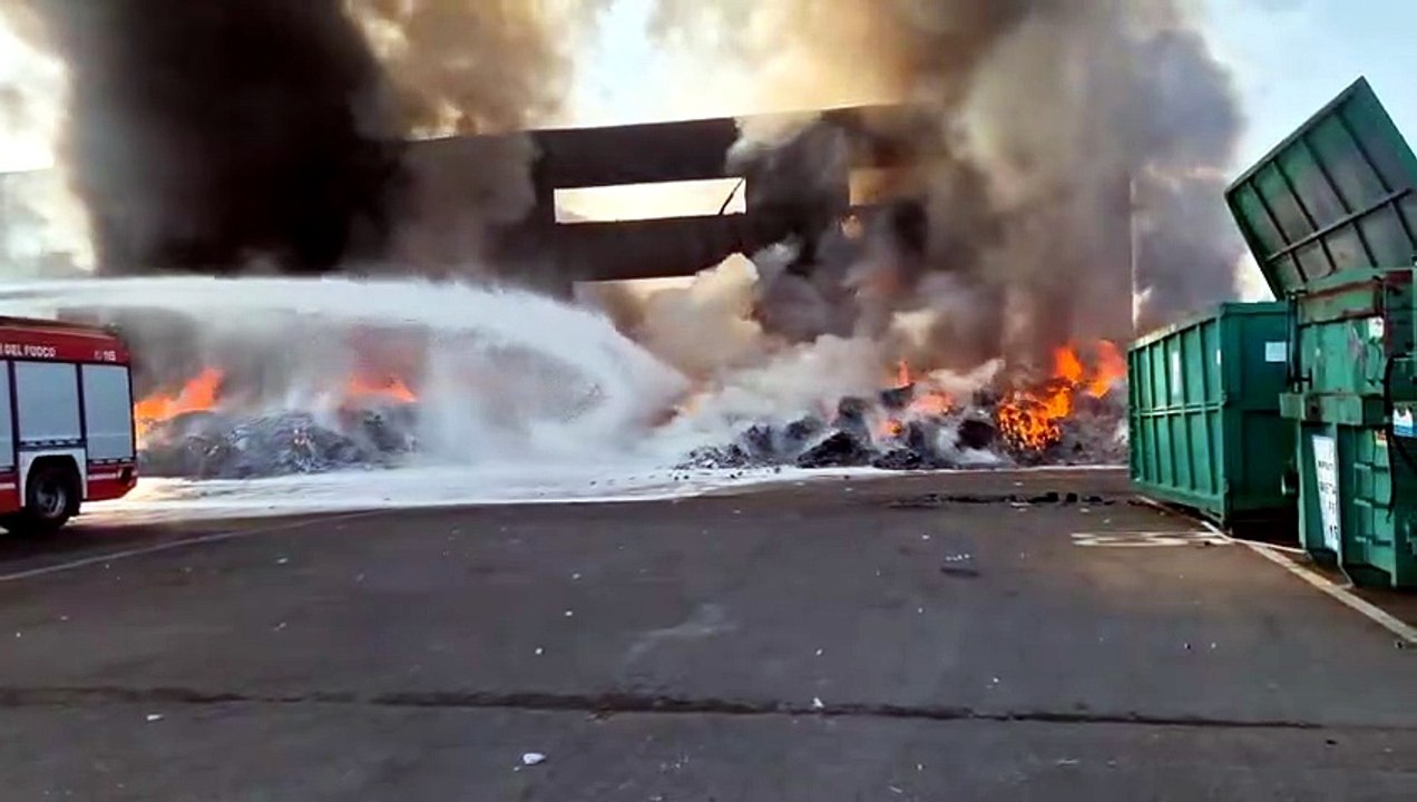 Incendio in un'azienda a Finale Emilia: fiamme e nube nera in cielo