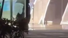 BLACKPINK 粉丝手持球杆砸YG公司大门？！