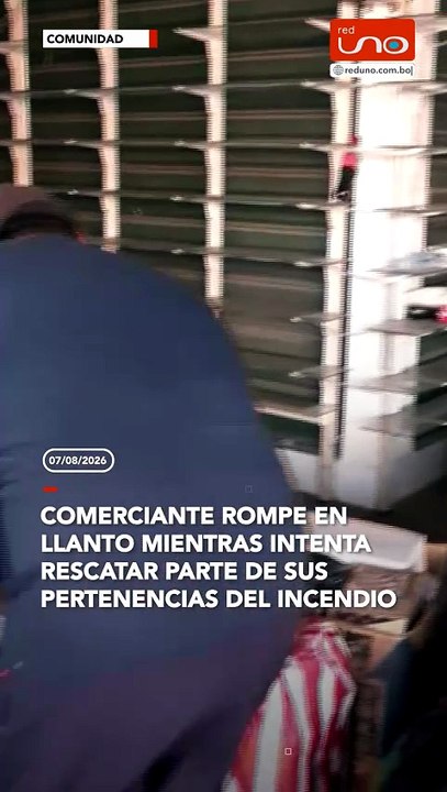 comerciante rompe en llanto mientras intenta rescatar parte de sus pertenencias del incendio