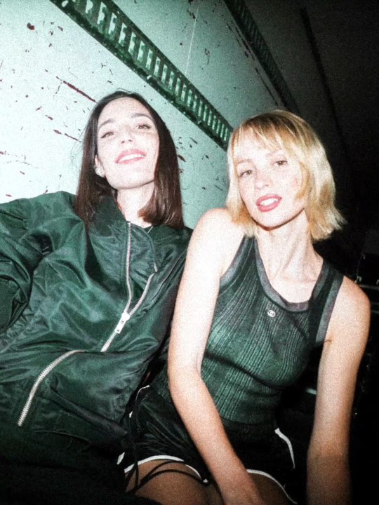 Angèle et Amelie Lens s'associent pour l'explos...