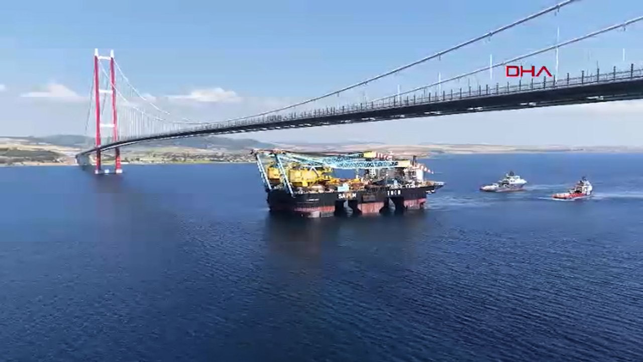 Dev vinç gemisi, 1915 Çanakkale Köprüsü altından geçti