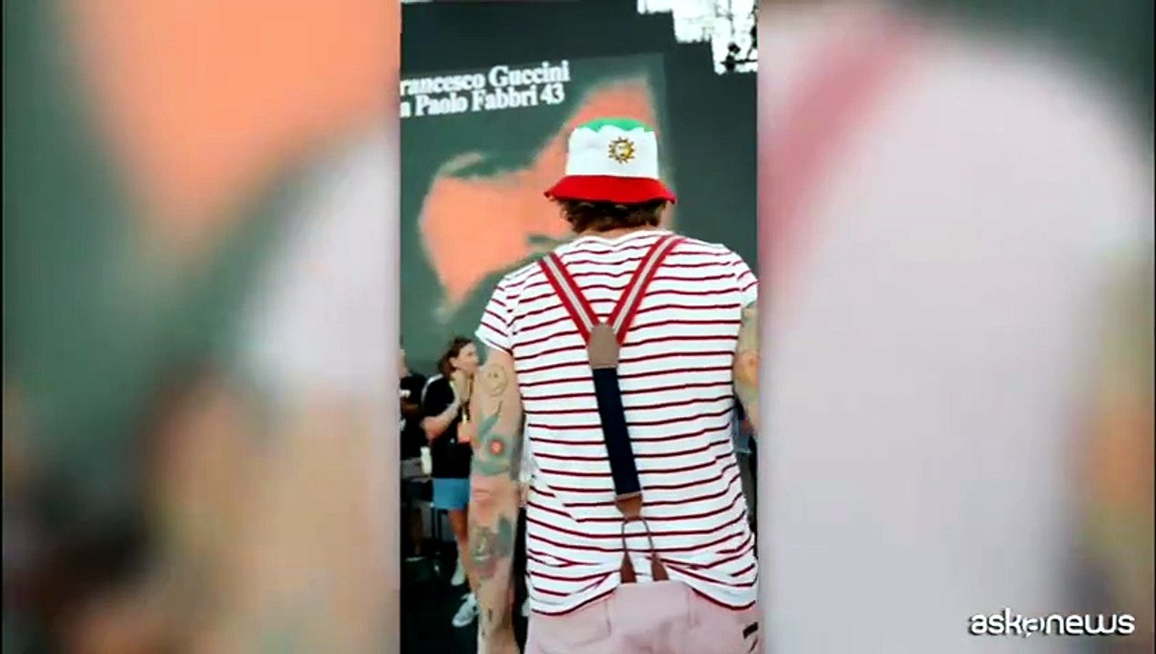 Guccini, Jovanotti sul palco a Olbia rende omaggio al "Maestrone"
