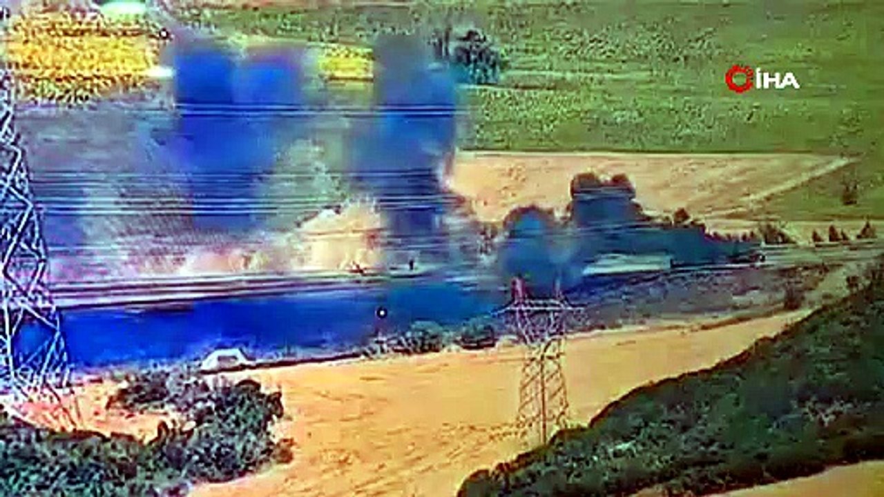 Seyir halindeki araç alev aldı, yangın otluk alana sıçradı
