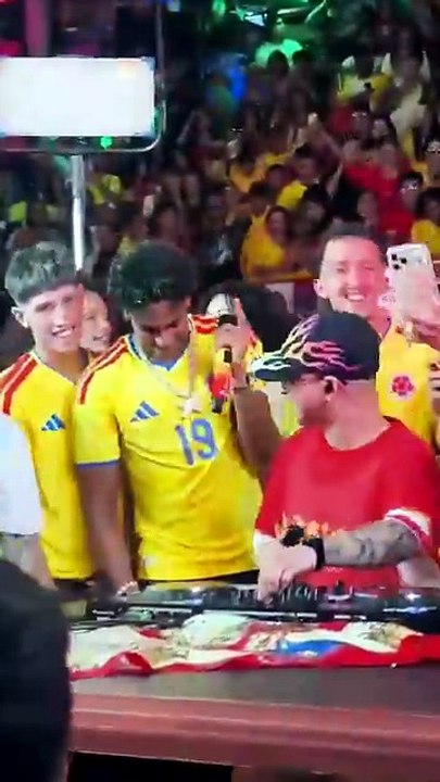 Yamal show in Colombia: sale in console e canta