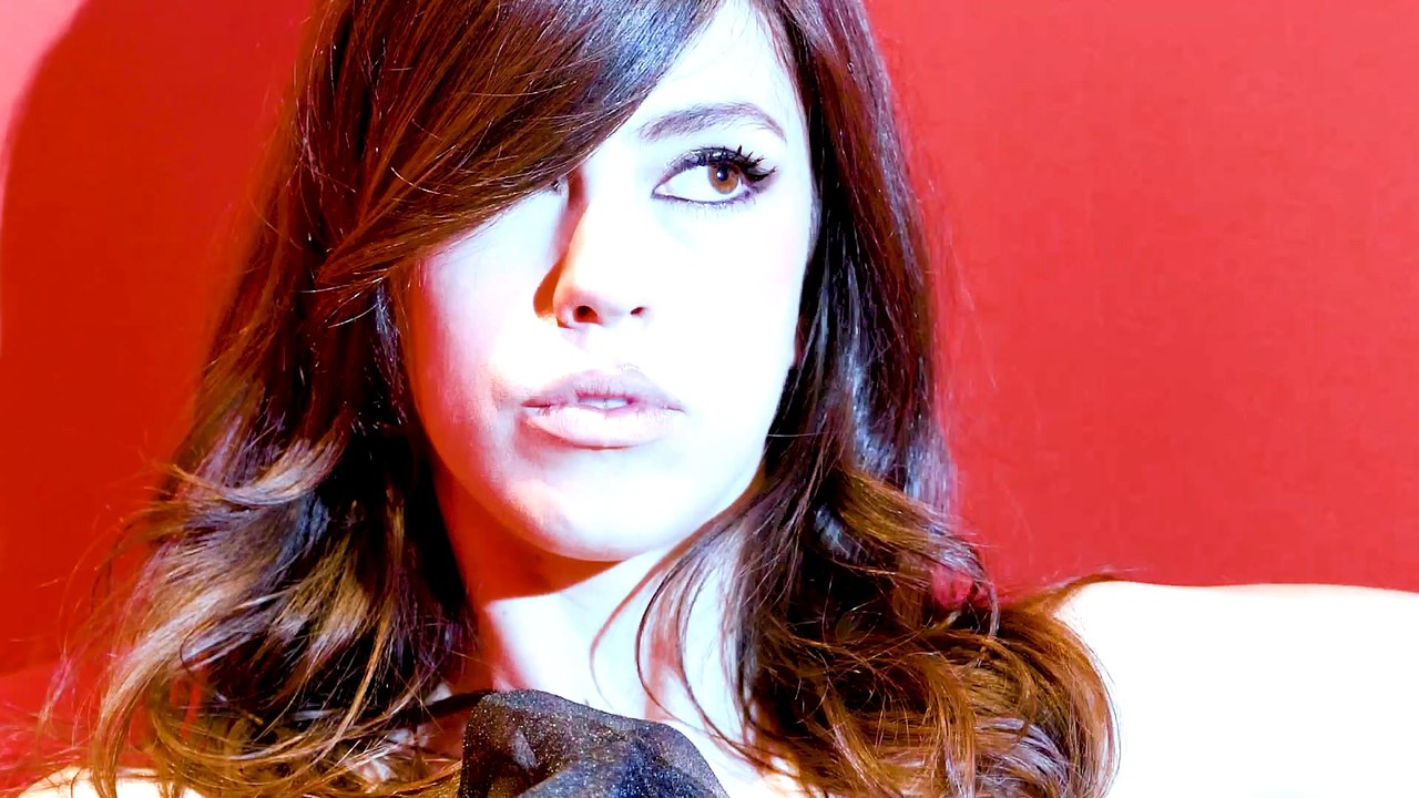 Mayka Merino en la producción con Magas (desk)